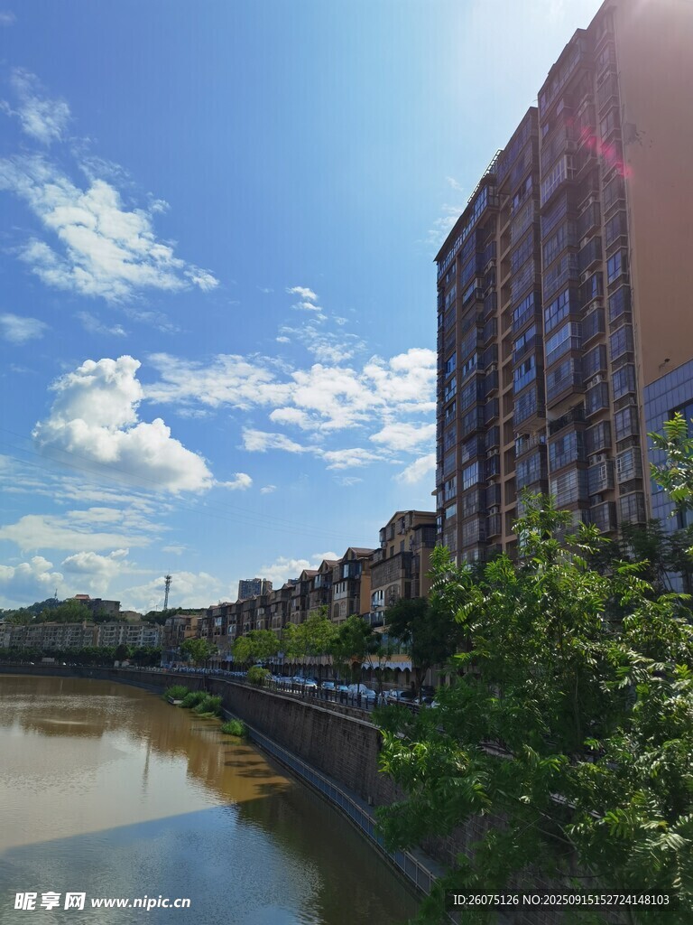 河畔高樓與藍(lán)天白云美景