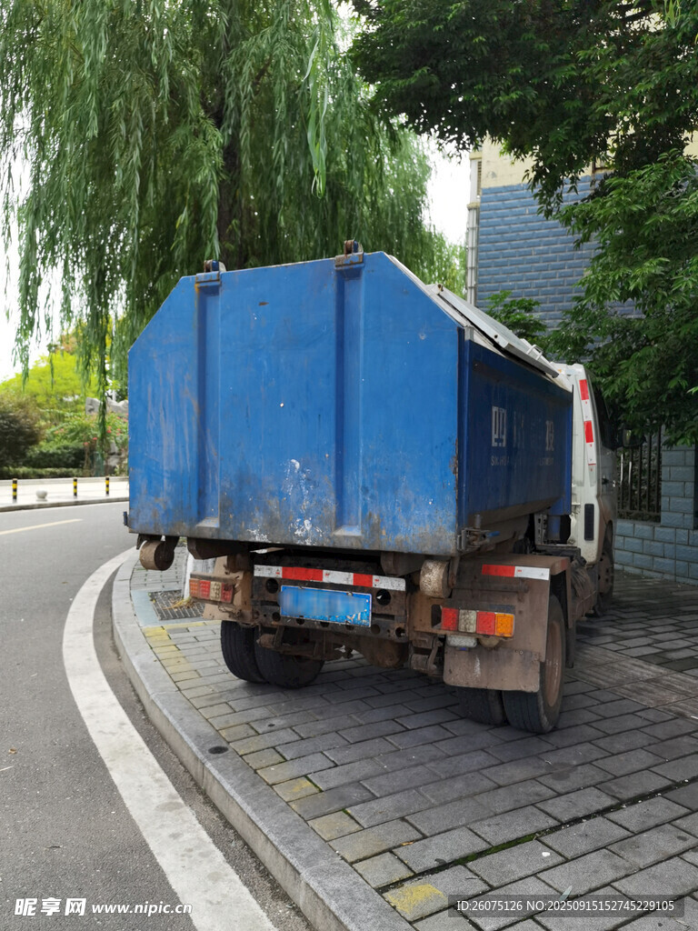 藍(lán)色垃圾車?？吭诼愤? />
                            </div>
                    </div>
                </div>



                <div   id=
