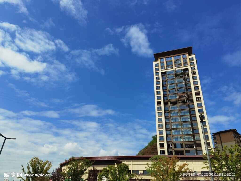 城市高樓與藍(lán)天白云美景