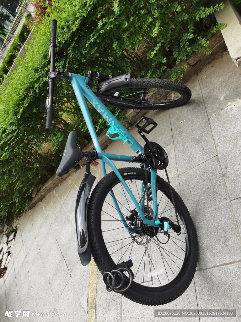 藍色山地自行車戶外停放