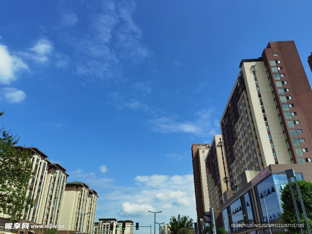 城市高樓與晴朗藍天
