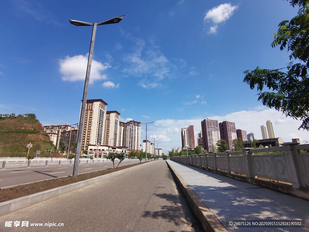 城市道路與林立高樓景觀
