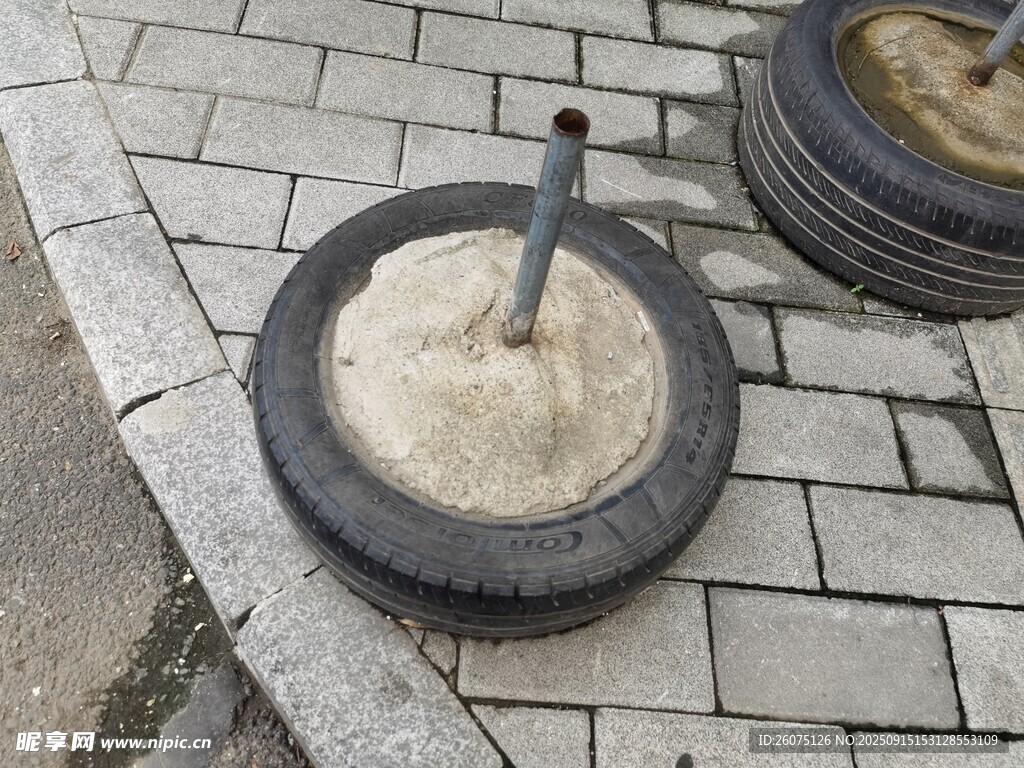 廢棄輪胎置于磚石路面