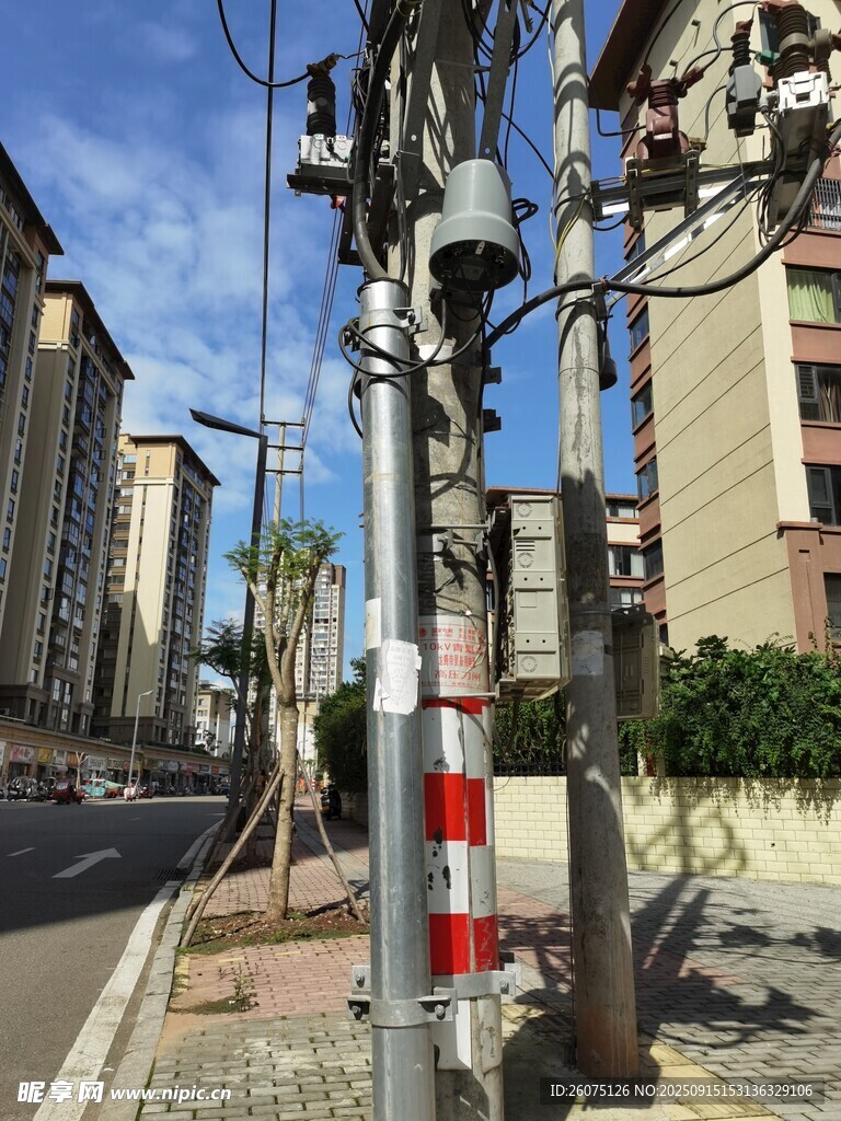 街道旁的電線桿及周邊設(shè)施