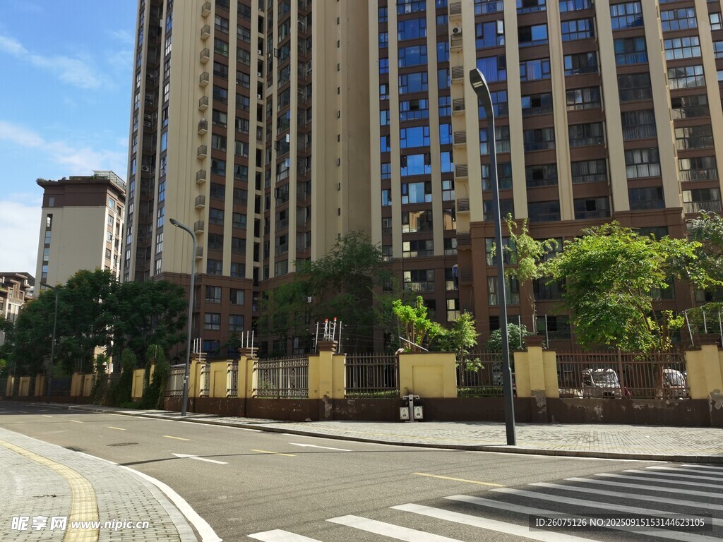 城市街道旁的高樓建筑