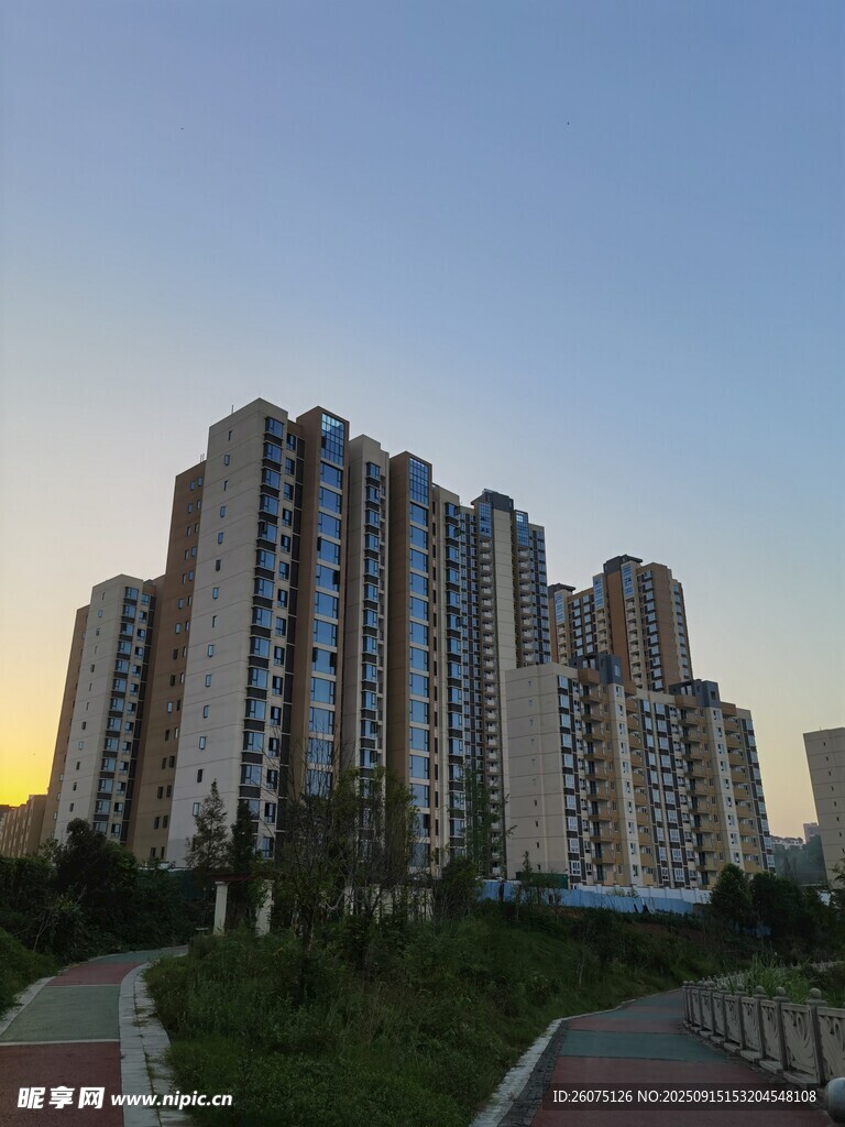 夕陽下的高層住宅小區(qū)