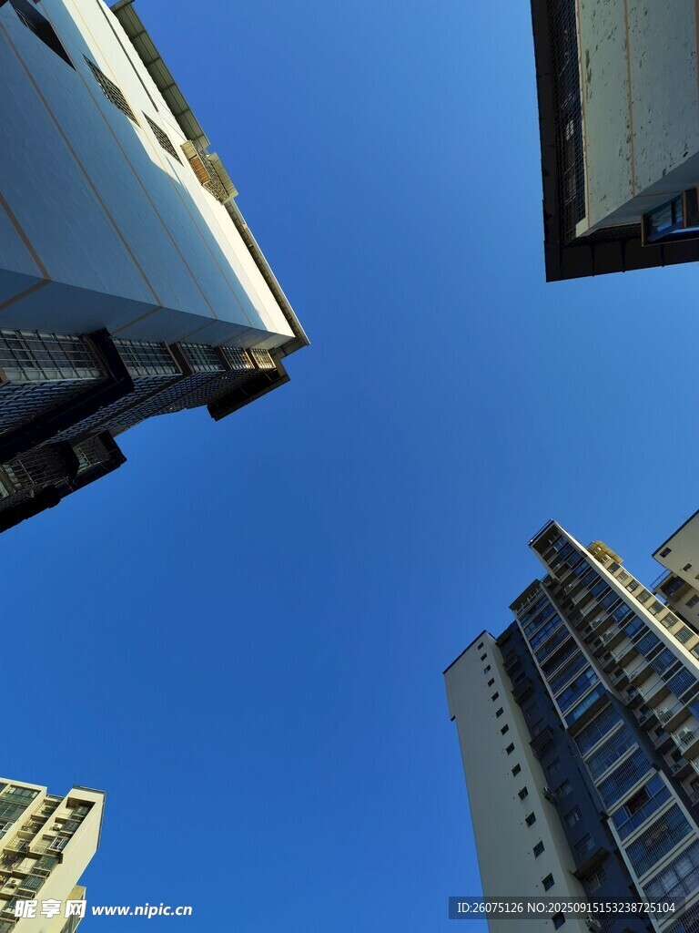 仰視城市高樓景觀