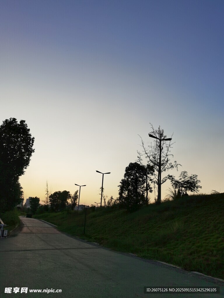 黃昏下的鄉(xiāng)間小路