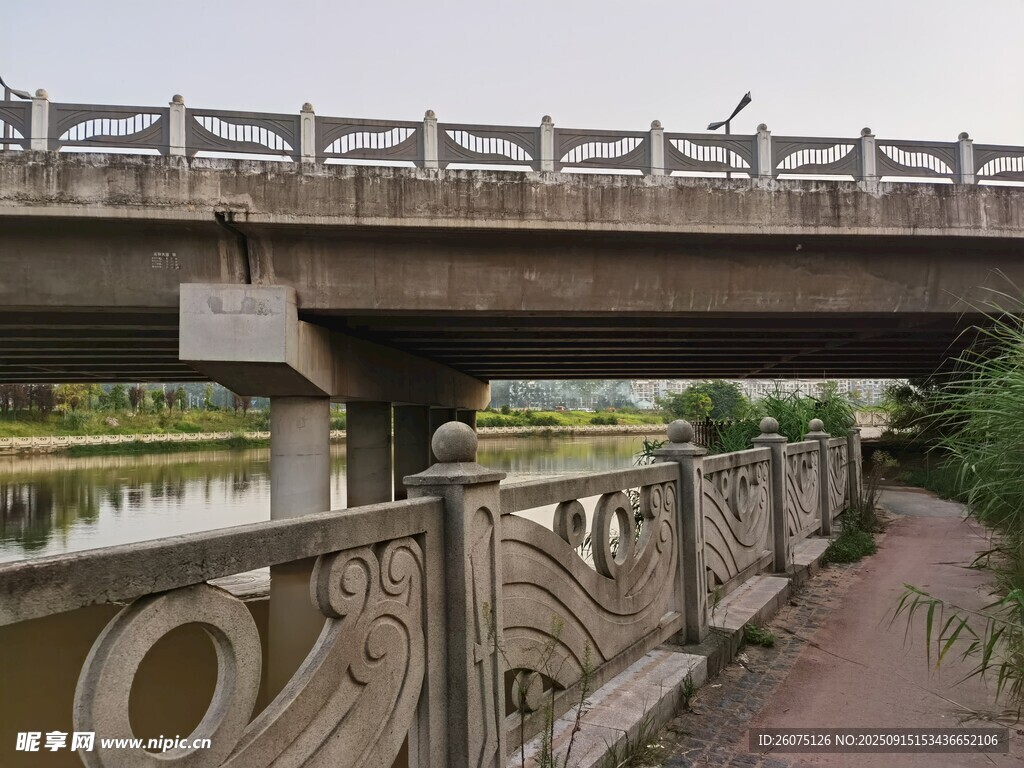 河邊護(hù)欄旁的橋梁景觀