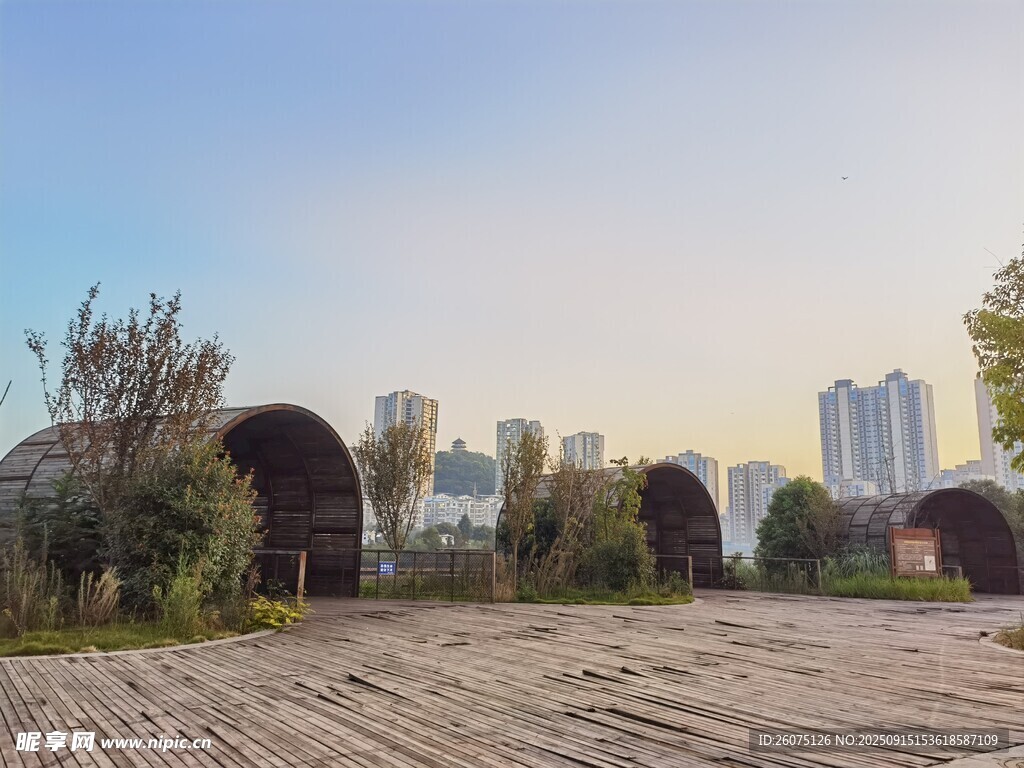 城市邊的拱形綠植景觀
