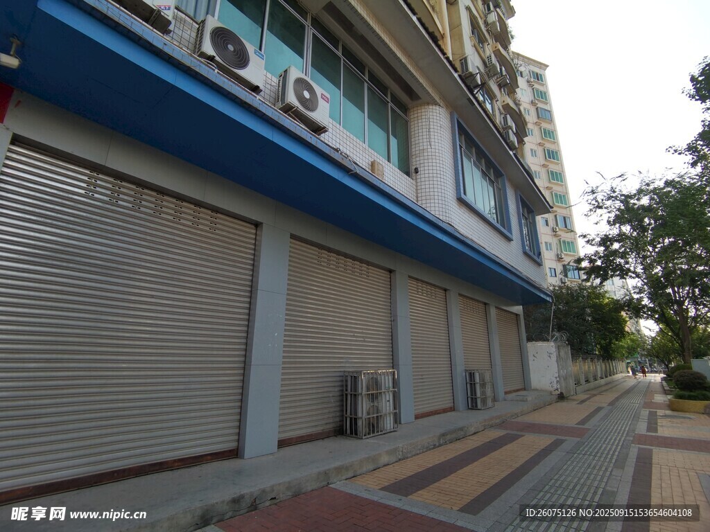 街道旁關(guān)閉的商鋪