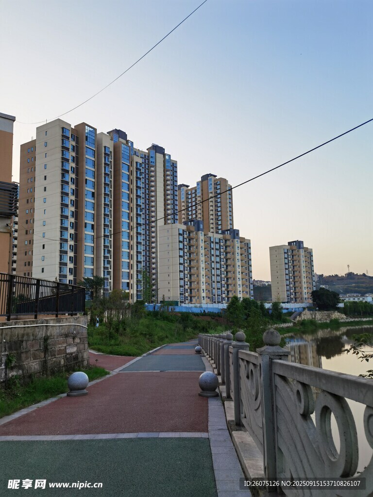 河畔旁的高樓住宅區(qū)景觀