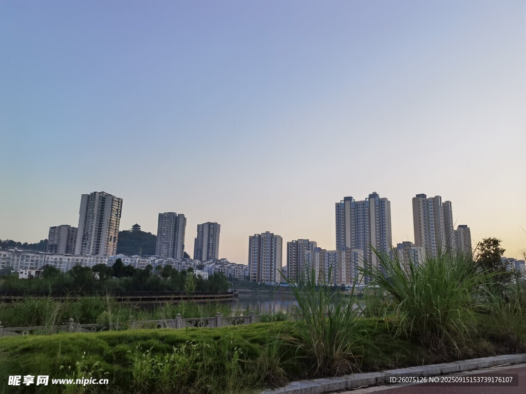 城市天際線與綠植景觀