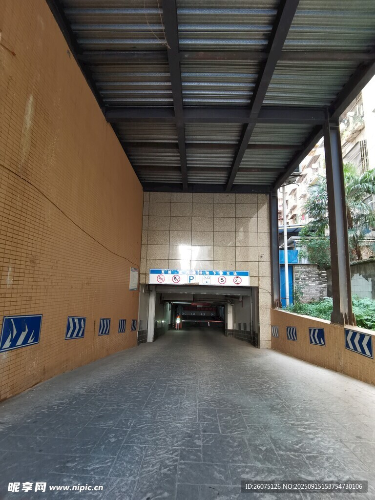空曠地下通道入口