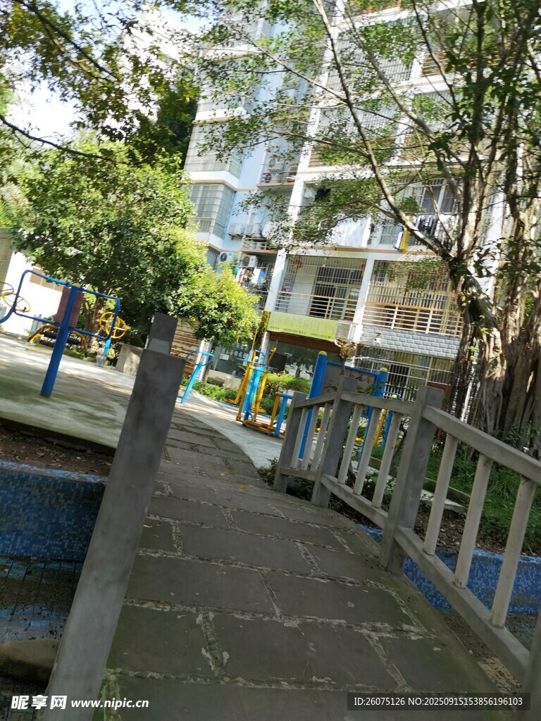 小區(qū)內(nèi)的休閑步道景觀