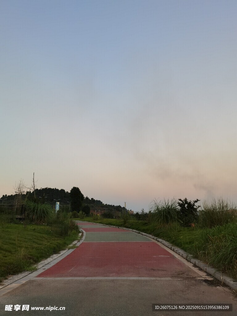 郊外紅道綠意環(huán)繞之路