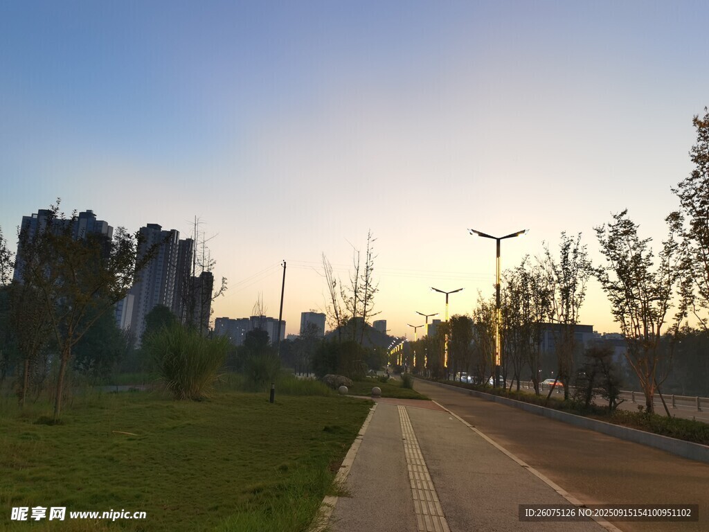 城市黃昏時的靜謐道路
