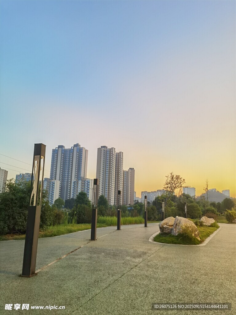 城市公園黃昏美景