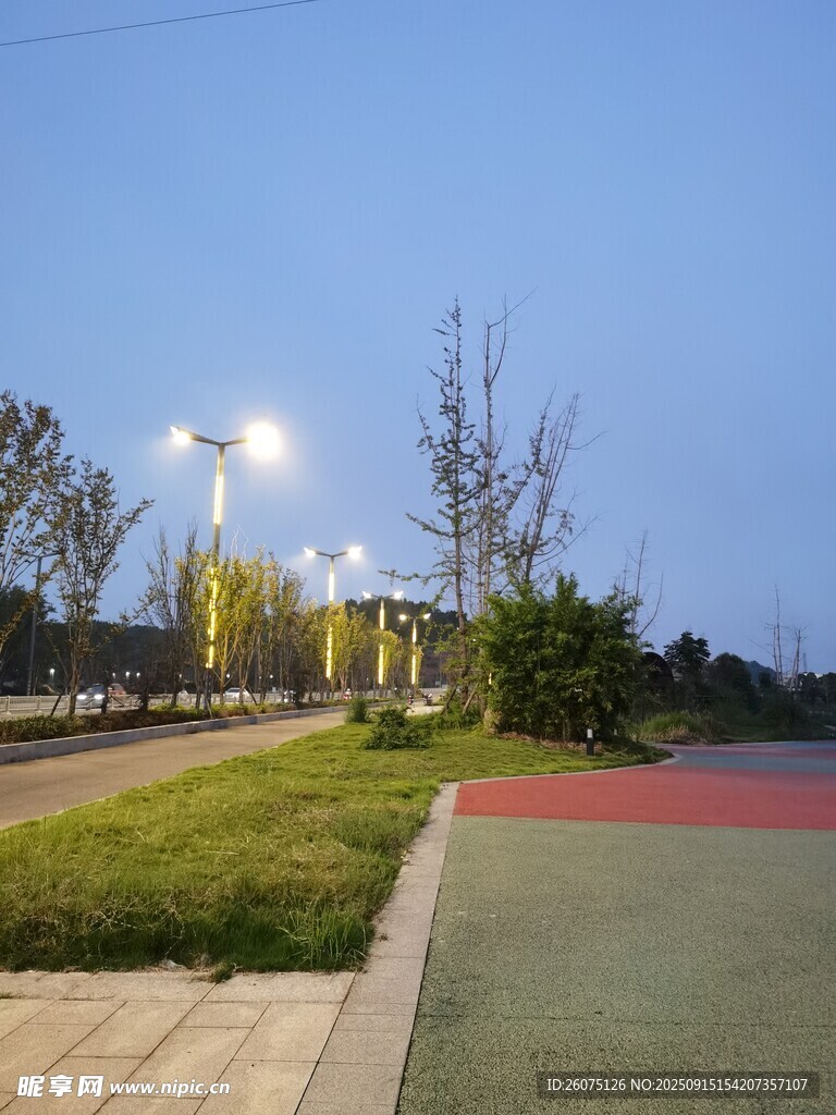 黃昏下的城市步道景觀