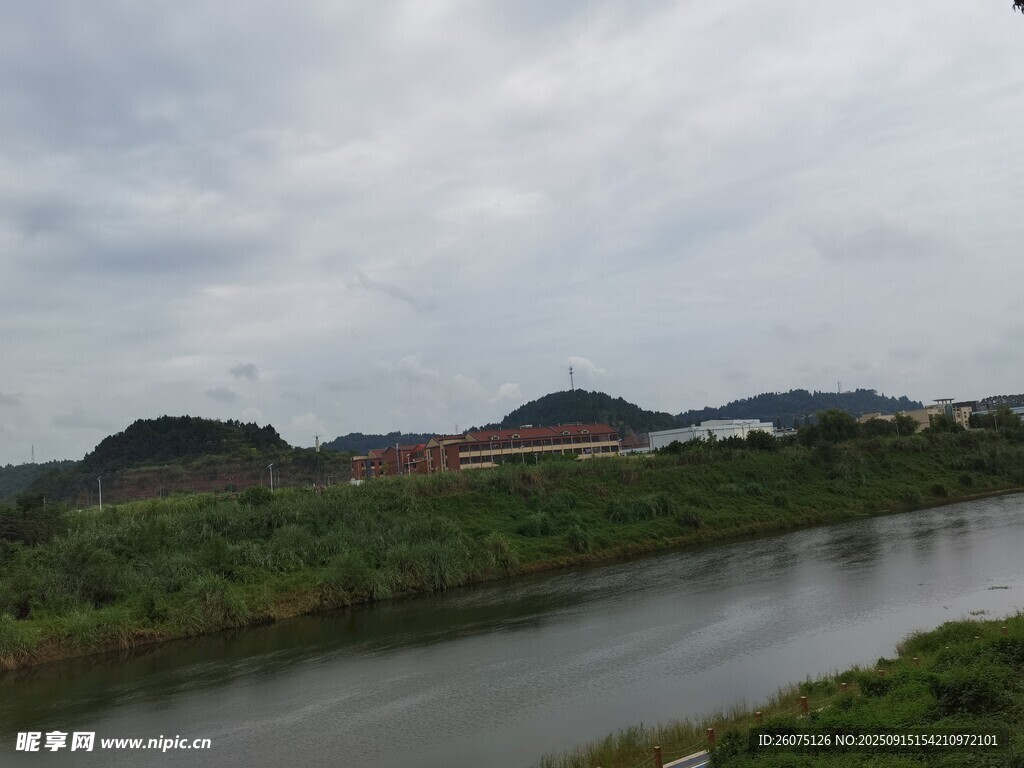 河畔風(fēng)景遠(yuǎn)處山巒云霧繚繞