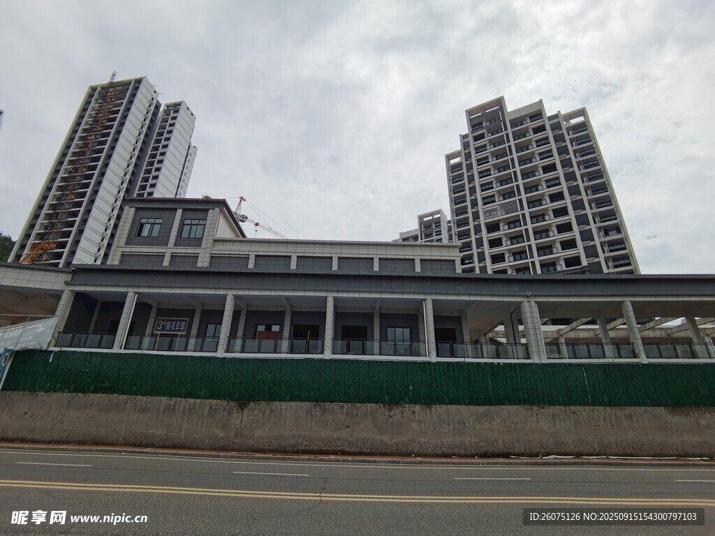 城市道路旁的在建高樓