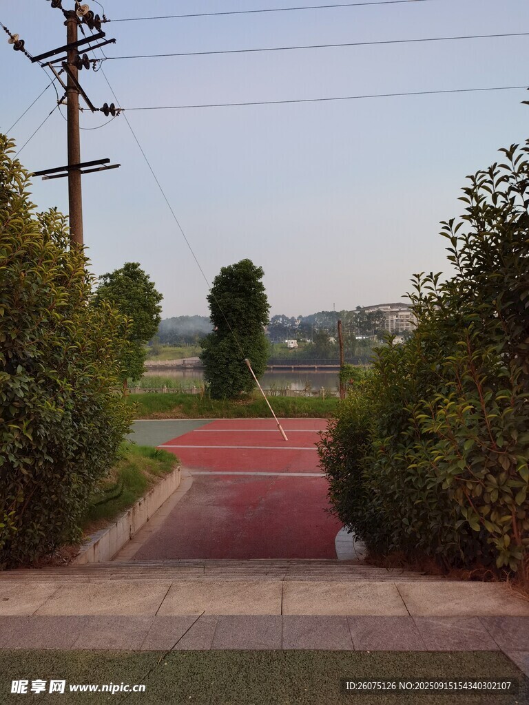 戶外紅色步道與綠植景觀