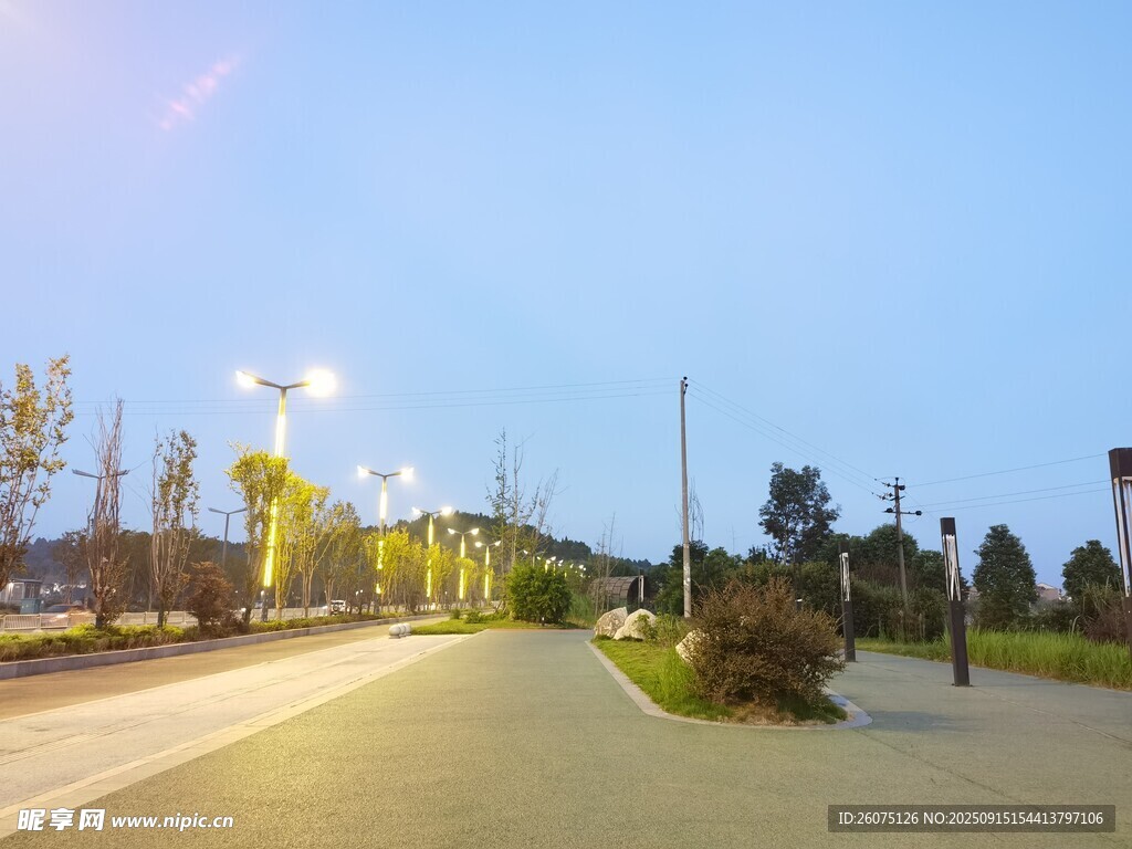黃昏時(shí)的靜謐公園小路
