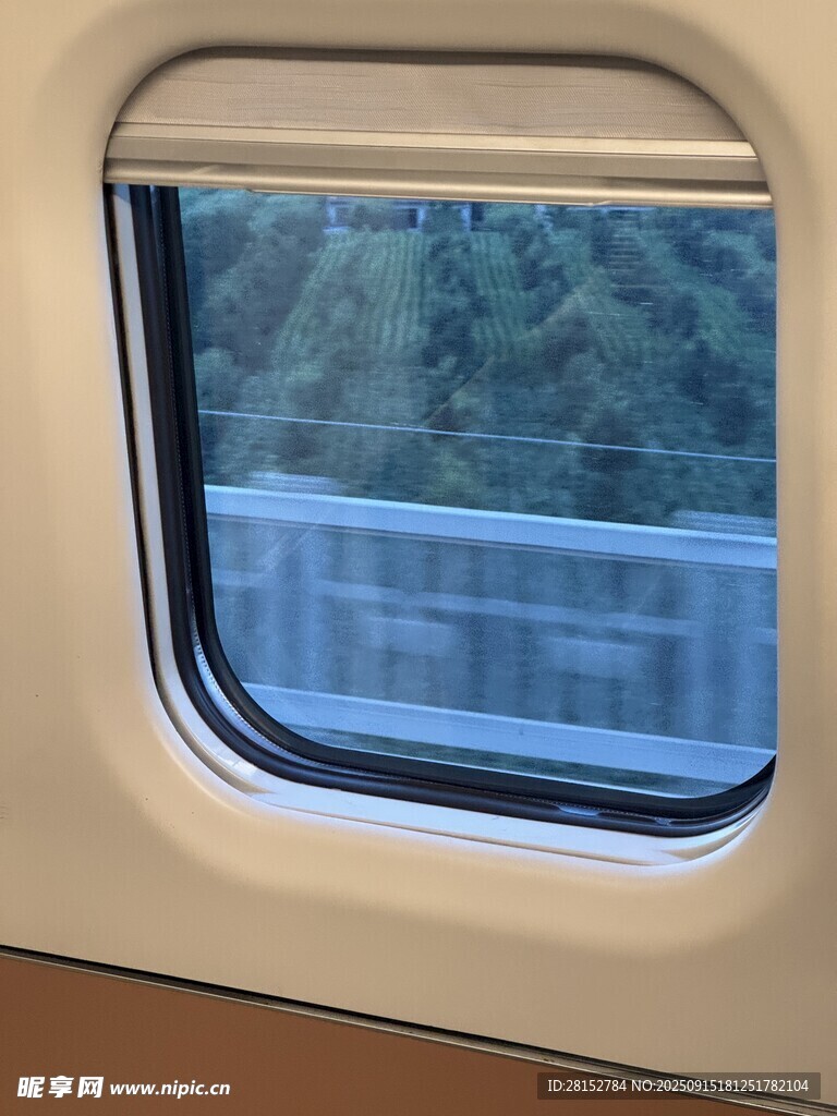 高鐵車窗所見戶外景色