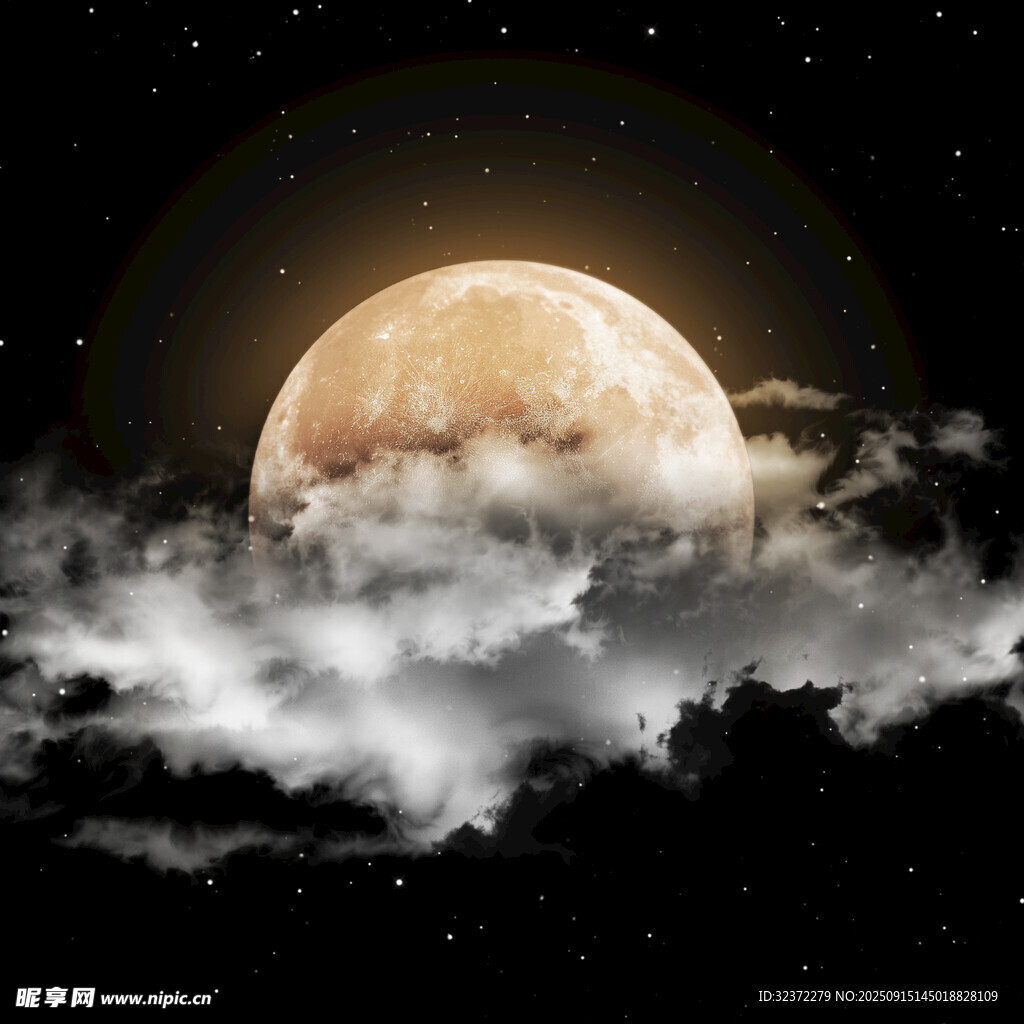夜空中的明月與縹緲云朵