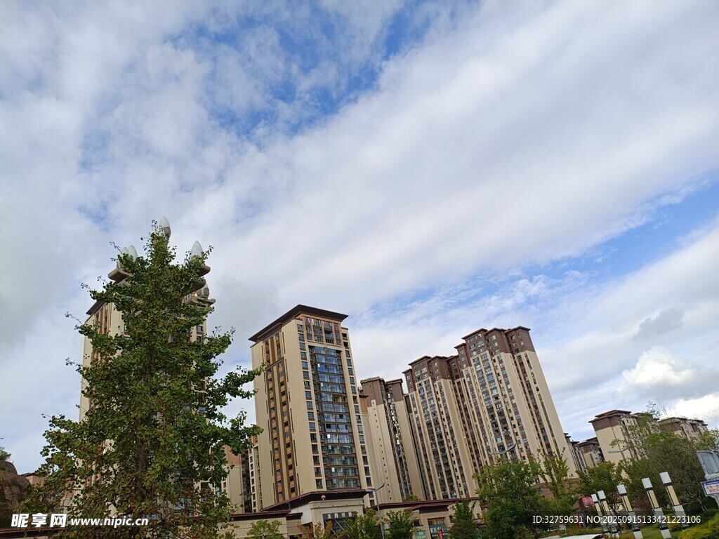 現(xiàn)代高層住宅與藍天白云