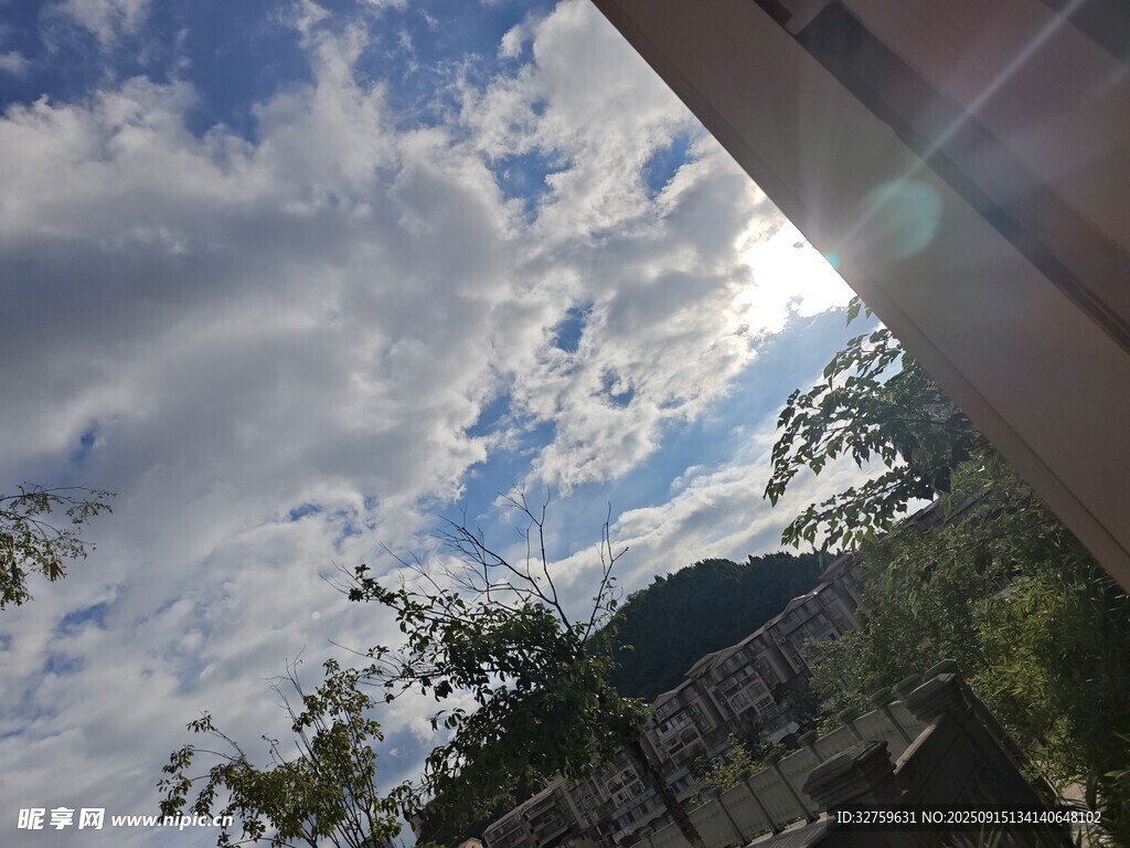 藍(lán)天白云下的戶外景致