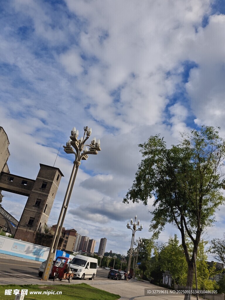 戶外場景中的設施與綠樹