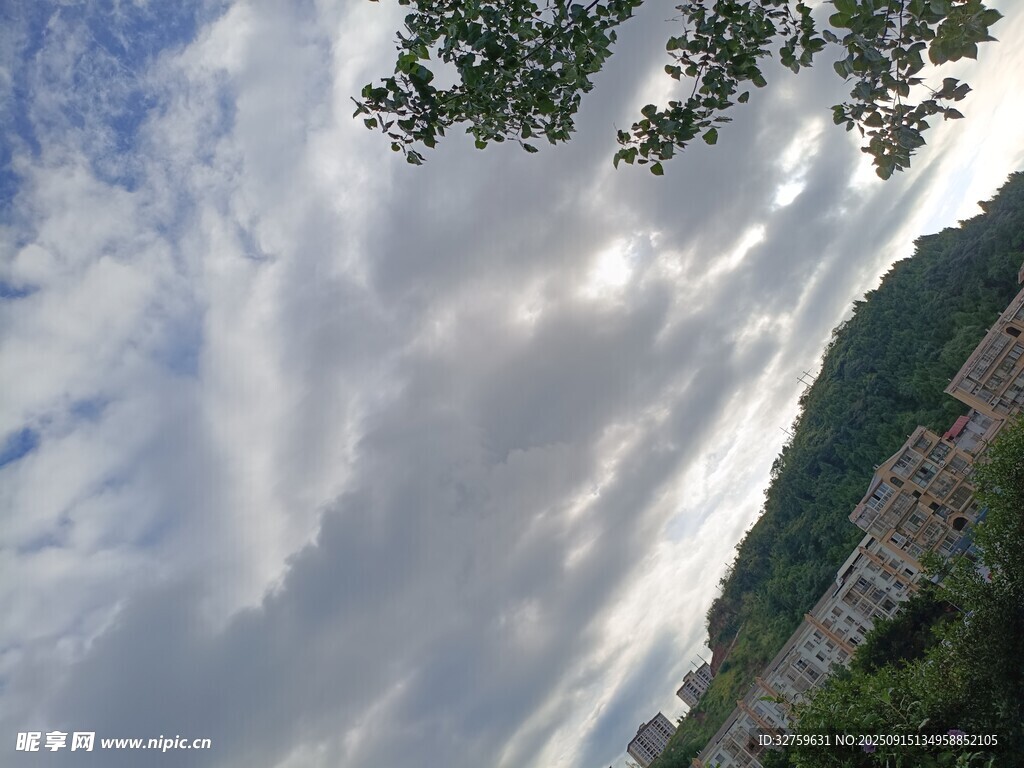 藍(lán)天白云下的城市風(fēng)景