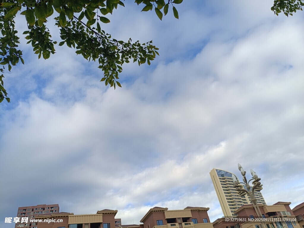 城市上空的云朵與建筑