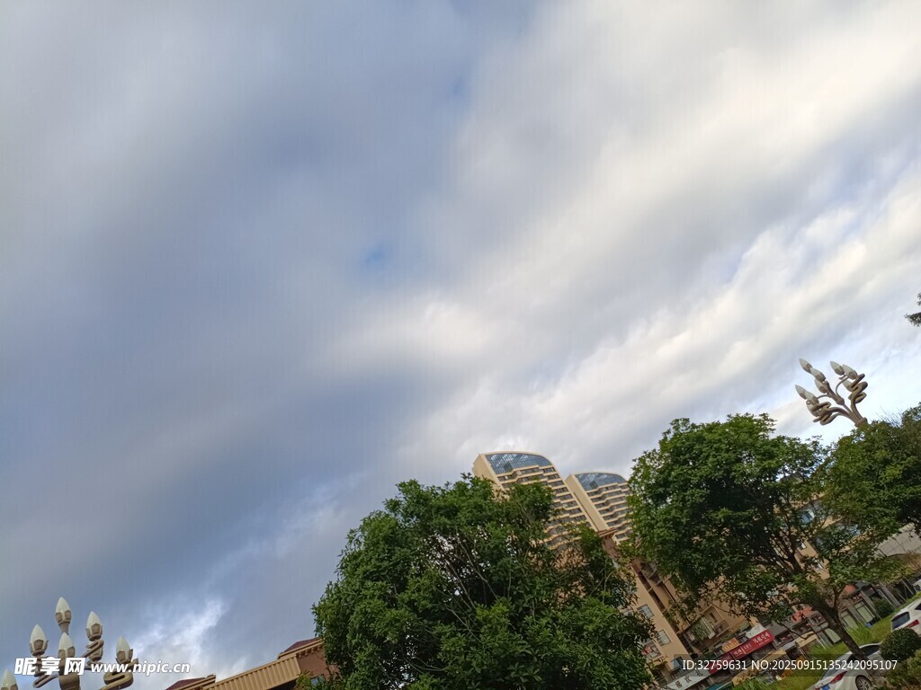 城市上空的多云景象