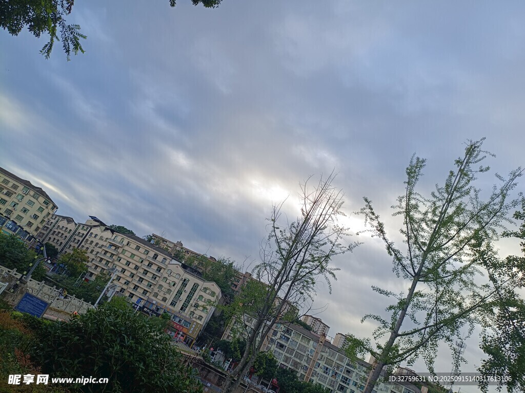 城市上空多云的天際景觀