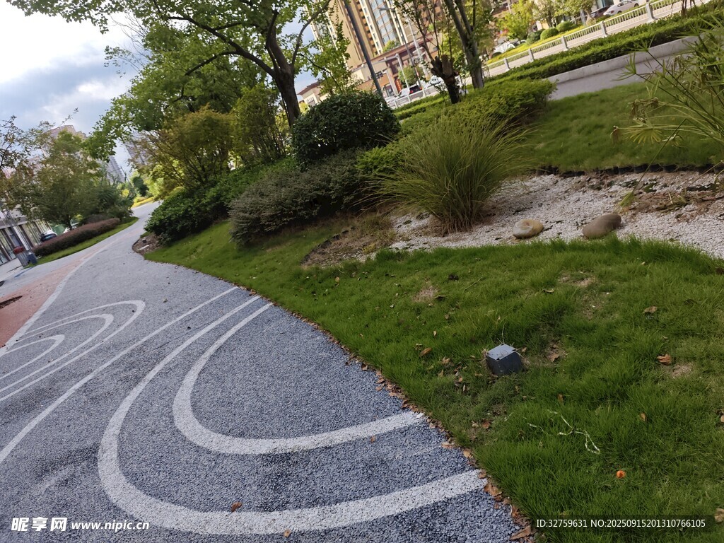 城市中蜿蜒的彩色步道