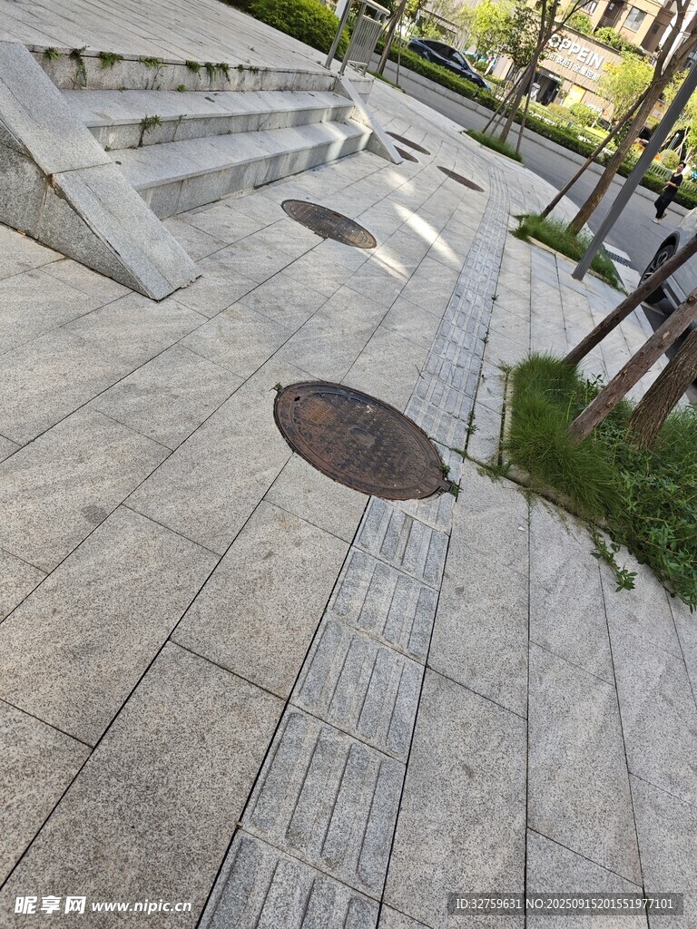 城市街道的井蓋與石板路