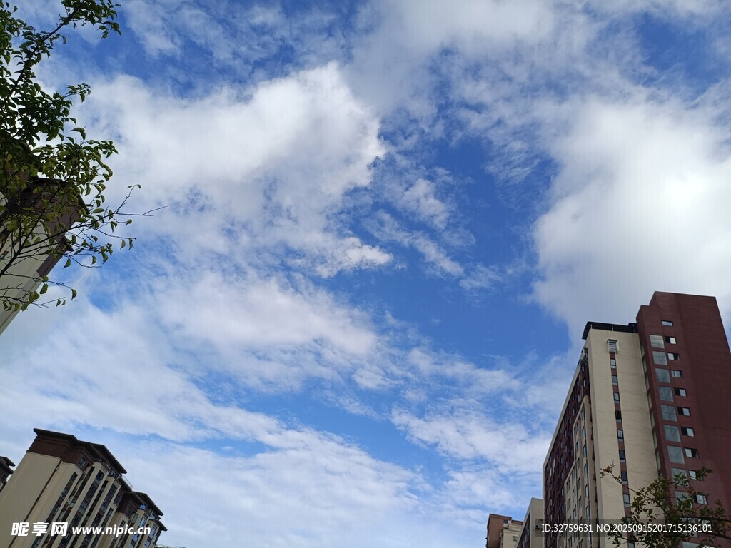 城市上空的藍(lán)天白云