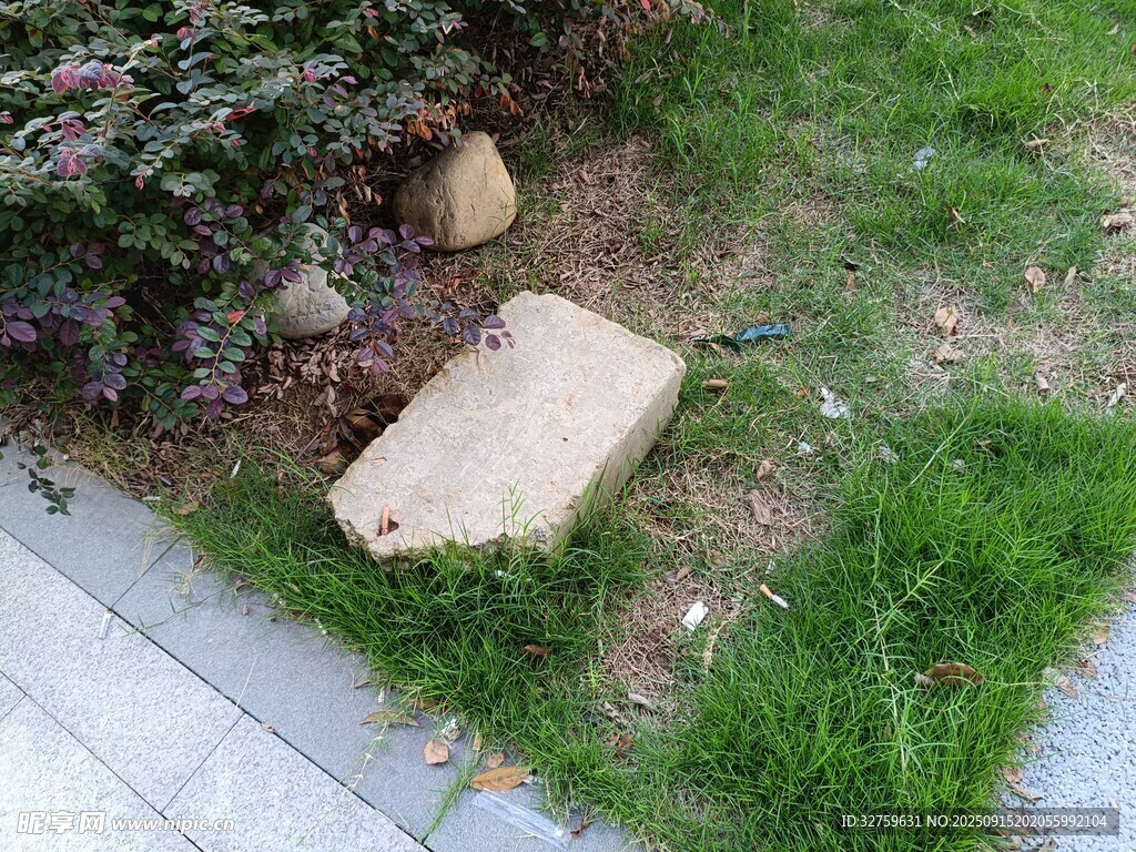 路邊破損石板
