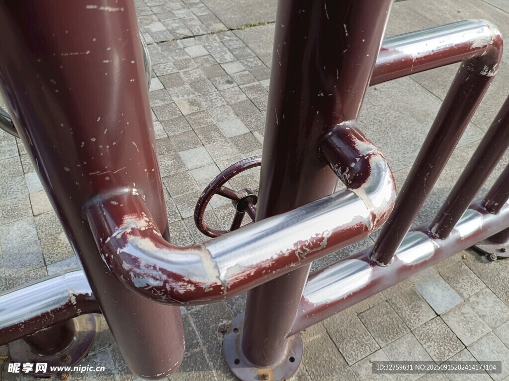 生銹的金屬欄桿與鎖具