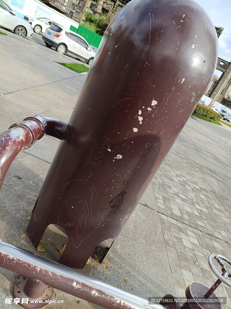 戶外棕色圓柱形儲氣罐
