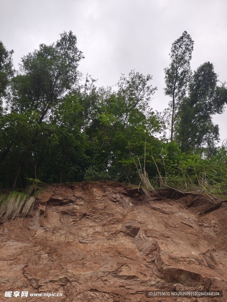 山體滑坡現(xiàn)場景象