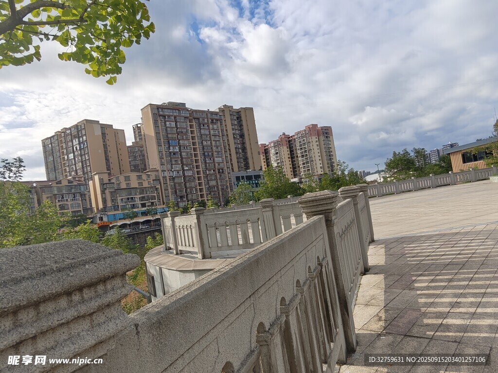 城市中帶圍欄的開闊場景