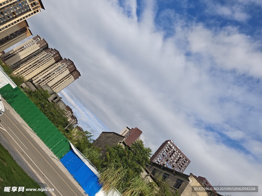 城市建筑與藍天白云景觀