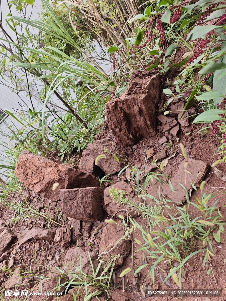 山坡處的紅褐色巖石與綠植