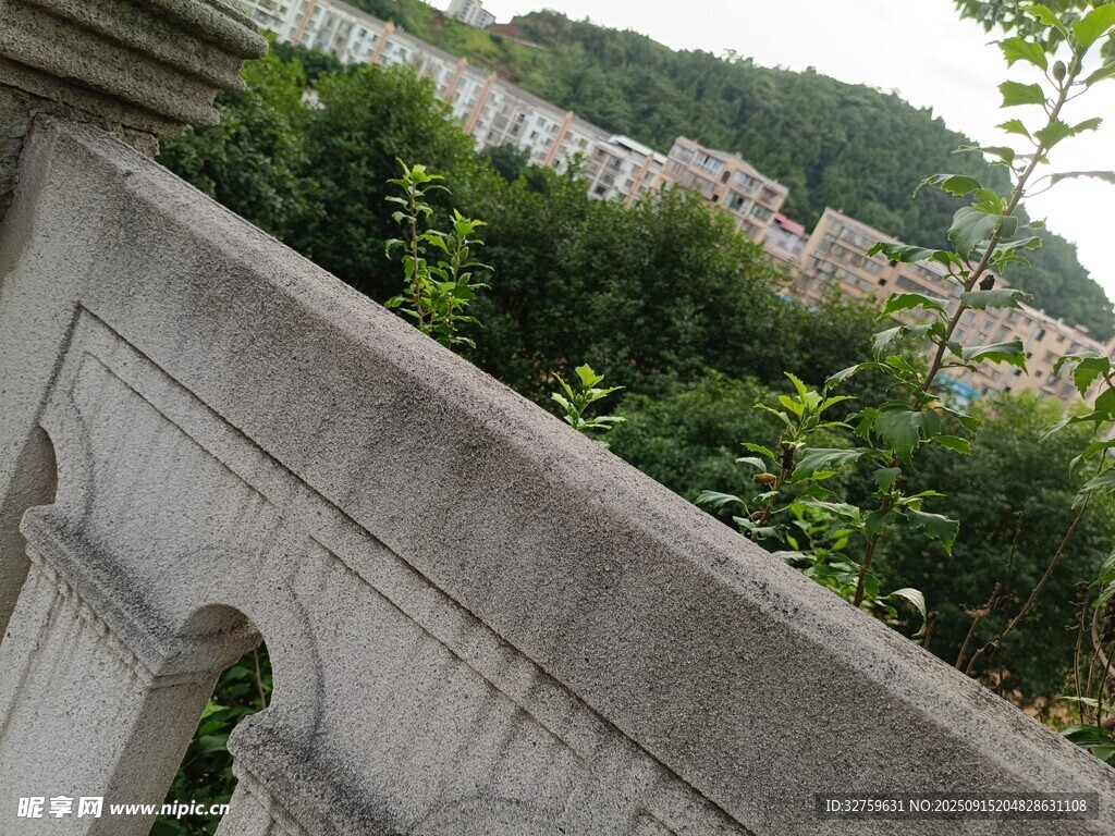 石欄外的蔥郁山林景觀