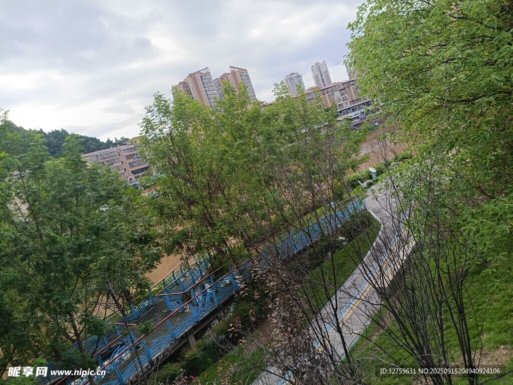 戶外綠植環(huán)繞的鐵路場景