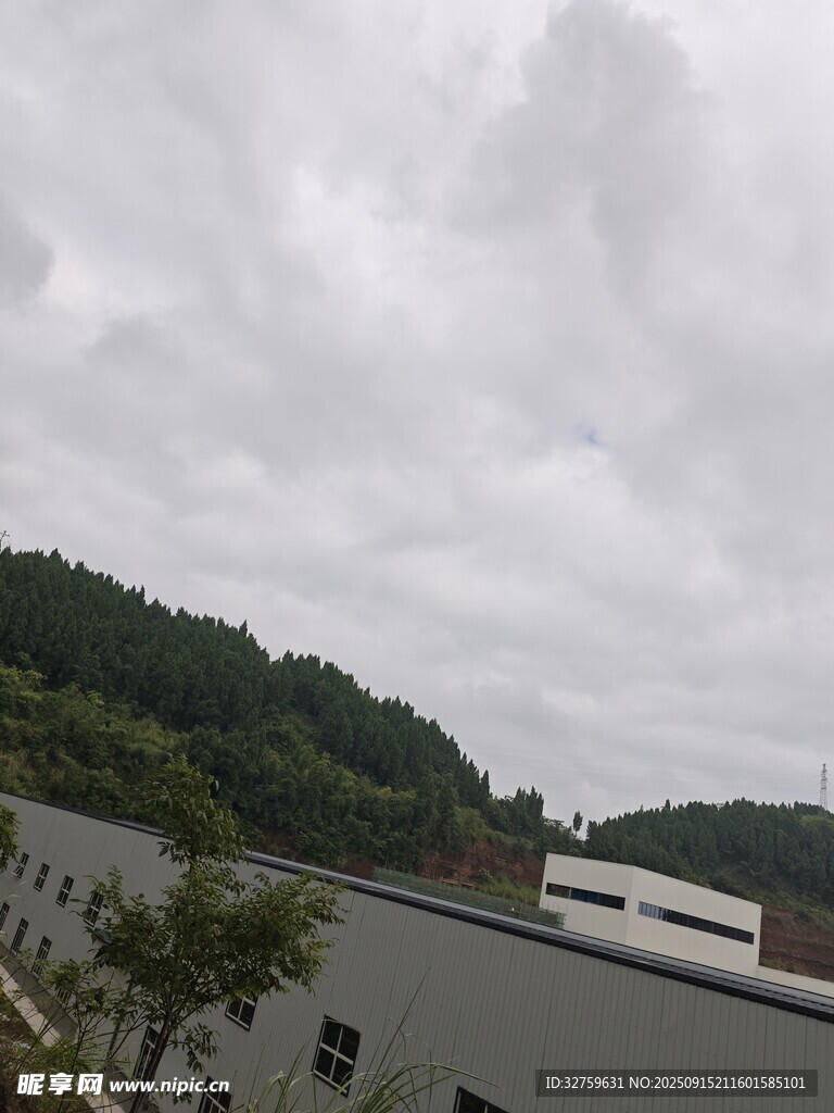 山間工廠景象
