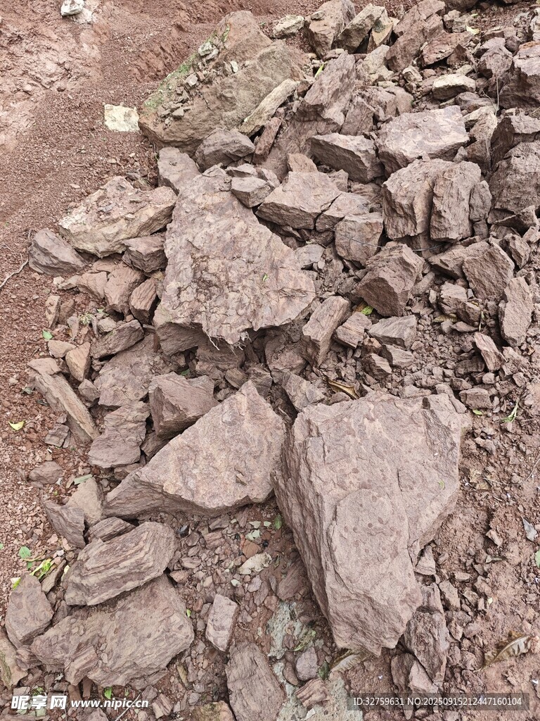 地面上的破碎石塊
